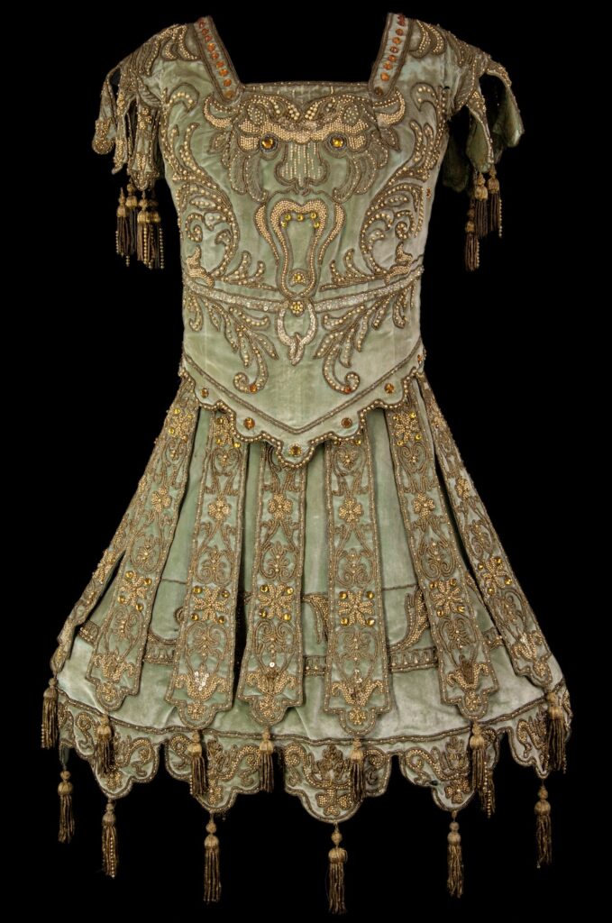 Costume acheté chez Paquin porté par Melle Cerny (ballet) dans «&nbsp;La Comtesse d’Escarbagnas&nbsp;», comédie de Molière, salle Richelieu, Comédie-Française, 1910. &nbsp;Collection CNCS / Comédie-Française© CNCS / Pascal François